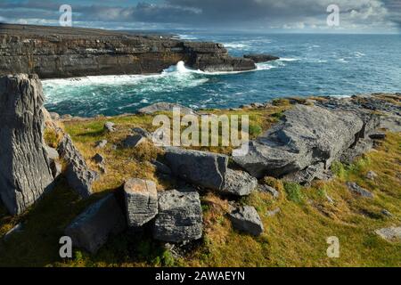 Blick vom Black Fort auf Inishmore Island, der größten der Aran-Inseln auf dem Wild Atlantic Way in Galway Irland Stockfoto