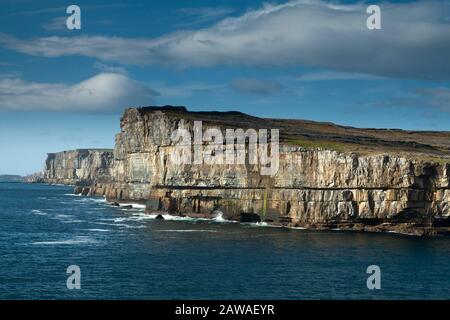 Dun Aengus Fort auf den Klippen der Insel Inishmore, der größten der Aran-Inseln am Wild Atlantic Way in Galway Irland Stockfoto