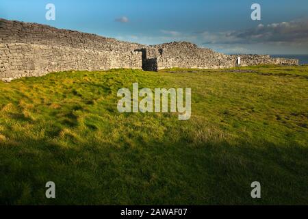 Diun Aengus Fort oder Dun Aengus Inishmore Island, die größte der Aran Inseln am Wild Atlantic Way in Galway Irland Stockfoto