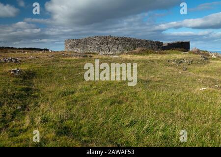 Dun Eoghanachta, ein steinernes Fort auf der Insel Inishmore, die größte der Aran Inseln auf dem Wilden Atlantik Weg in Galway Irland Stockfoto