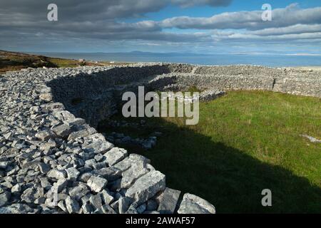 Dun Eoghanachta, ein steinernes Fort auf der Insel Inishmore, die größte der Aran Inseln auf dem Wilden Atlantik Weg in Galway Irland Stockfoto