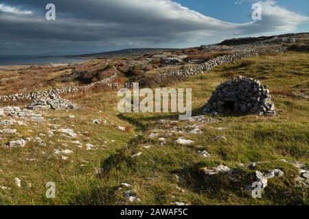 Außerhalb der Mauern von Dun Eoghanachta, einem Steinfort auf der Insel Inishmore, größte der Aran-Inseln auf dem Wilden Atlantikweg in Galway Ireland Stockfoto