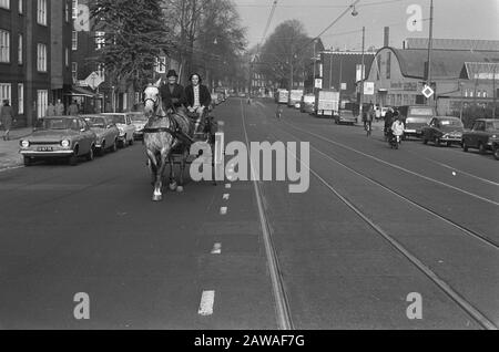 Autofreier Sonntag im Zusammenhang mit dem Ölboykott ein Kutschweg Datum: 4. November 1973 Stichworte: Autofreie Sonntage, Kutschen, Ölboykott, Ölkrise, Pferde Stockfoto