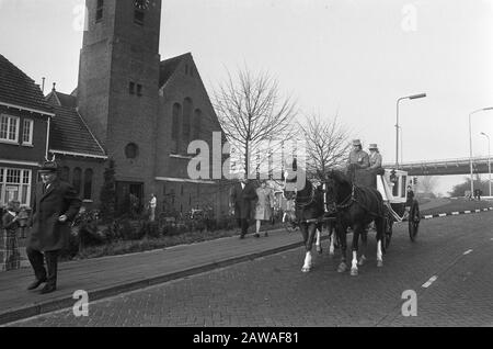 Autofreier Sonntag im Zusammenhang mit dem Ölboykott ein Wagenweg Datum: 4. November 1973 Ort: Katwijk, Südholland Schlüsselwörter: Autofreie Sonntage, Kirchen, Kutschen, Ölboykott, Ölkrisenpferde Stockfoto