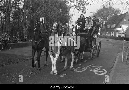 Autofreier Sonntag im Zusammenhang mit dem Ölboykott ein Kutschweg Datum: 4. November 1973 Stichworte: Autofreie Sonntage, Kutschen, Ölboykott, Ölkrise, Pferde Stockfoto
