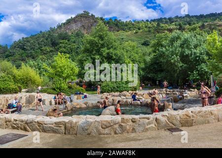 Menschen, die im Thermalbad baden Stockfoto