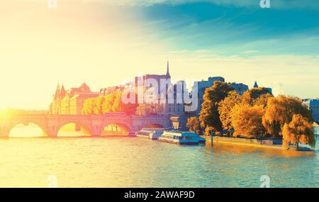 Herbstblick auf die Pont Sully und den Square Barye auf der Insel Saint Louis von der seine, Paris, Frankreich. Gezungtes Bild mit Sonnenschein, Sun Flare an Stockfoto