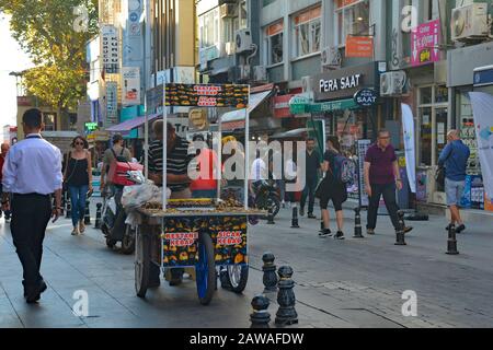 Istanbul, Türkei - 17. September 2019. Ein Kastanienhändler wartet auf Kunden in einer belebten Hochstraße im Stadtteil Moda von Kadikoy auf asiatischer Seite Stockfoto