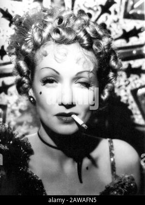 1939 , USA : Der Filmstar MARLENE DIETRICH (* 1901; 1992), die Publicity wird noch immer auf der Bühne des Western-Films DESTRY RIDES von George M. GEDREHT Stockfoto