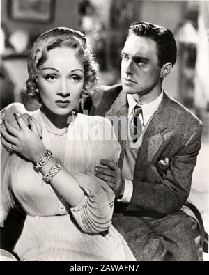 1950, USA : Der Filmstar MARLENE DIETRICH (* 1901; 1992) mit RICHARD TODD, Pubblicity still for the Movie STAGE FRIGHT ( Paura in Palcoscenico Stockfoto