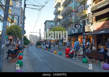 Istanbul, Türkei - 17. September 2019. Eine belebte Hochstraße im Stadtteil Moda von Kadikoy auf der asiatischen Seite von Istanbul Stockfoto