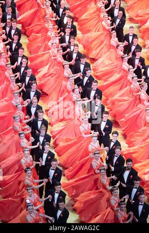 Dresden, Deutschland. Februar 2020. Die debutanten Paare tanzen während des 15. Semper-Opernballs. Das diesjährige Motto des Semperopernballs lautet "märchenhaft hetzen - Dresden freut sich". Kredit: Sebastian Kahnert / dpa-Zentralbild / dpa / Alamy Live News Stockfoto