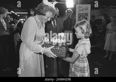 Königin Beatrix eröffnet in Rotterdam-Ahoy die niederländische rechte Ausstellung, die unter der nationalen Gesundheitswoche veranstaltet wird Königin Beatrix bekommt ein Mädchen, das auf der niederländischen Okay-Messe in der Rotterdam-Ahoy-Halle während der nationalen Gesundheitswoche ein Geschenk und Blumen angeboten wird Datum: 29. August 1981 Ort: Rotterdam, South Holland Schlüsselwörter: Grüße, Geldbörsen, Blumen, Geschenke, Gesundheit, Königinnen, Mädchen Personenname: Beatrix (Königin Niederlande), Beatrix, Königin: Antonisse, Marcel/Anefo, Urheberrechtsinhaber: National Archives Material Typ: Negative (schwarz/weiß) Archivnummer: Siehe Zugang 2.24.01.05 Stockfoto