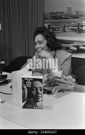 Coretta King, Witwe des Rev. Martin Luther King, kommt am Flughafen Schiphol an. Frau King to her, ihr schriftliches Buch Datum: 10. Februar 1970 Schlüsselwörter: Bücher, Widows Personenname: King, Coretta Stockfoto