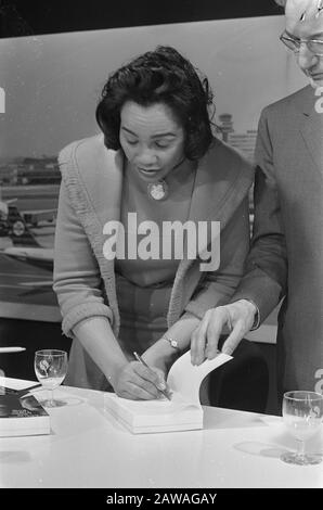 Coretta King, Witwe des Rev. Martin Luther King, kommt am Flughafen Schiphol an. Frau King to her, ihr schriftliches Buch Datum: 10. Februar 1970 Schlüsselwörter: Bücher, Widows Personenname: King, Coretta Stockfoto