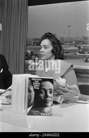 Coretta King, Witwe des Rev. Martin Luther King, kommt am Flughafen Schiphol an. Frau King to her, ihr schriftliches Buch Datum: 10. Februar 1970 Schlüsselwörter: Bücher, Widows Personenname: King, Coretta Stockfoto