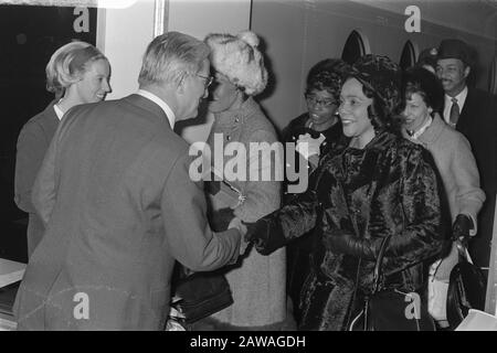 Coretta King, Witwe des Rev. Martin Luther King, kommt am Flughafen Schiphol an. Datum: 10.Februar 1970 Stichwörter: Ankunft, Witwen Personenname: König, Coretta Stockfoto