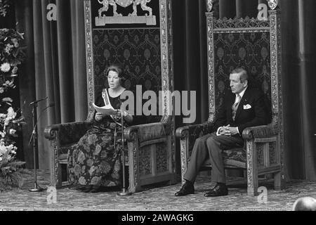 Prinsjesdag Königin Beatrix liest die Rede vom Thron, rechts Prinz Claus Datum: 20. September 1983 Ort: Den Haag, Südholland Schlüsselwörter: Queens, Princes, Throne Reden Person Name: Beatrix (Königin Niederlande), Claus (Prinz Niederlande) Stockfoto