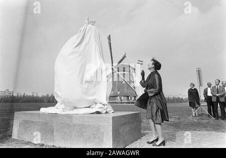 Frau Wezelaar enthüllt Statue von Rembrandt, ihrem Mann H. M. Wezelaar aan de Amstel Amsterdam. Hintergrund Riekermolen Datum: 25. September 1969 Ort: Amstel, Amsterdam, Noord-Holland Schlüsselwörter: Skulpturen, Mühlen Personenname: Wezelaar, Stockfoto
