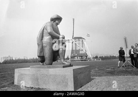 Frau Wezelaar enthüllt Statue von Rembrandt, ihrem Mann H. M. Wezelaar aan de Amstel Amsterdam. Hintergrund Riekermolen Datum: 25. September 1969 Standort: Amstel, Amsterdam, Noord-Holland Schlüsselwörter: Statuen, Skulpturen, Windmühlen Stockfoto