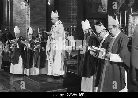 Die Bischofsordination des Mgr. Simonis in der Lawrence & Elisabeth Kathedrale in Mgr. Simonis (m) mit den anderen Bischofswahlen Datum: 20. März 1971 Ort: Rotterdam, South Holland Schlüsselwörter: Bischöfe, Kardinäle, Kathedrale, Katholizität, Zeremonie Personenname: Simonis, Ad Stockfoto
