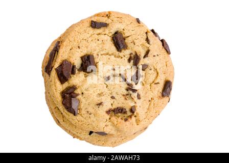 Draufsicht auf hausgemachten Schokoladenchip und Macadamia-Nuss-Plätzchen auf weißem Hintergrund. Stockfoto