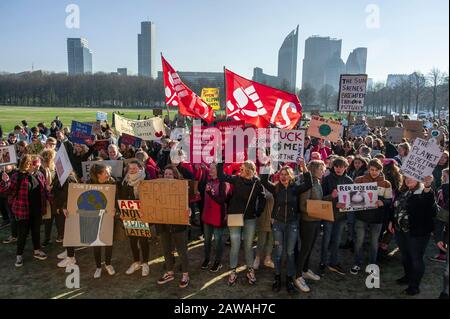 Malieveld & The Hague City Centre, Niederlande. Freitag, 7. Februar 2020. "Jugend für Klima" Die erste Klima-Hauptdemonstration in den Haag 2020. An diesem Nachmittag nahmen schätzungsweise 1500 Studenten Teil. Kredit: Charles M. Vella/Alamy Live News Stockfoto