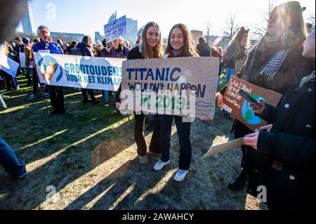 Malieveld & The Hague City Centre, Niederlande. Freitag, 7. Februar 2020. "Jugend für Klima" Die erste Klima-Hauptdemonstration in den Haag 2020. An diesem Nachmittag nahmen schätzungsweise 1500 Studenten Teil. Kredit: Charles M. Vella/Alamy Live News Stockfoto