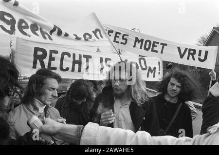 Demonstration von Kriegsdienstverweigerern in Nieuwersluis Beschreibung: Mittlere Kees Vellekoop, dass, weil der Militärdienst in Nieuwersluis Annotation verspottet war: Gewissenhafter Kees Vellekoop, der aus politischen Gründen in den Anerkennungsverfahren gelandet war, wurde nicht als gewissenhaft anerkannt und im Militärgefängnis in Nieuwersluis inhaftiert Datum: 15. November 1973 Ort: Nieuwersluis, Utrechter Schlüsselwörter: Demonstrationen, gewissenhaft, Banner Personenname: Vellekoop, Kees Stockfoto