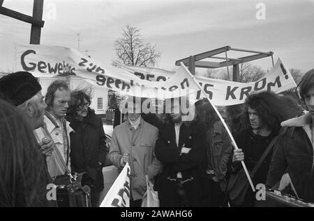 Demonstration von Kriegsdienstverweigerern in Nieuwersluis Central, mit dunkler Jacke, Kees Vellekoop Annotation: Gewissenhafter Kees Vellekoop, der aus politischen Gründen in den Anerkennungsverfahren Skrupel gelandet war, wurde nicht als Kriegsdienstverweigerer anerkannt und im Militärgefängnis in Nieuwersluis eingesperrt Datum: 15. November 1973 Ort: Nieuwersluis, Utrechter Schlüsselwörter: Demonstrationen, gewissenhaft, Banner Personenname: Vellekoop, Kees Stockfoto