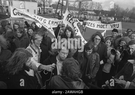 Demonstration von Kriegsdienstverweigerern in Nieuwersluis Central, neben dem Journalisten mit Mikrofon Kees Vellekoop, zweiter vom rechten Labour-Partei-Parlamentarier Hans Kombrink Anmerkung: Gewissenhafter Kees Vellekoop, dass politische Motive im Anerkennungsprozess Skrupel argumentiert hatten, wurde nicht als Kriegsdienstverweigerer anerkannt und im Militärgefängnis in Nieuwersluis inhaftiert Datum: 15. November 1973 Ort: Nieuwersluis, Utrechter Schlüsselwörter: Demonstrationen, Gewissensbiß, Parlamentsmitglieder, Banner Personenname: Kombrink, Hans, Vellekoop, Kees Stockfoto