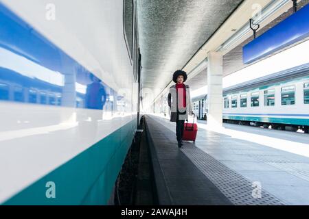Touristenfrau, die mit dem Zug auf Urlaub fährt Stockfoto