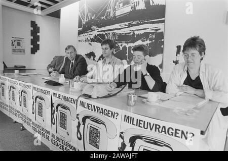 Umwelttelefon Vereniging Milieudefensie in den Haag eröffnet; Minister Nijpels schlägt erste Frage Kollegin Saskia Ozinga verließ Director Date: 25. Mai 1987 Ort: Den Haag, Zuid-Holland Personenname: Nijpels, Ed Institutionenname: Milieudefensie Stockfoto