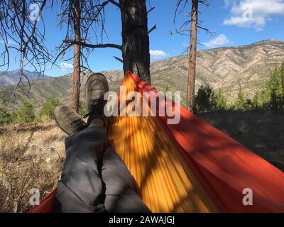 Hängen In Hängematte Mit Stiefel Stockfoto