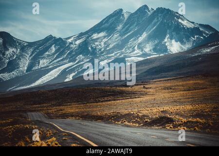 Straße und Berge in der Atacama Wüste Stockfoto