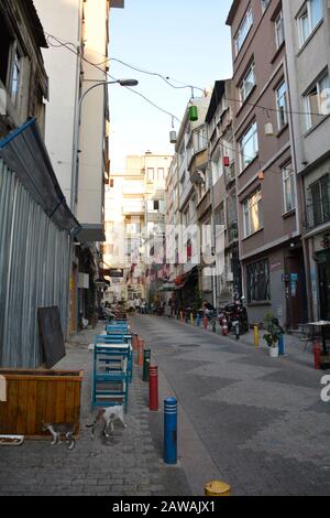 Istanbul, Türkei - 18. September 2019. Eine Hintergasse in einer hauptsächlich Wohnstraße im Stadtteil Moda von Kadikoy auf der asiatischen Seite von Istanbul Stockfoto