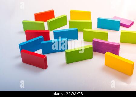 Bunte Domino Bausteine auf weißem Hintergrund Stockfoto