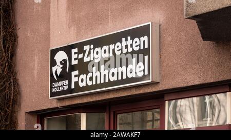 Berlin, DEUTSCHLAND - 4. FEBRUAR 2020: Logo eines Vape Shops, In Dem elektronische Zigaretten Und Flüssigkeiten In Berlin verkauft werden Stockfoto