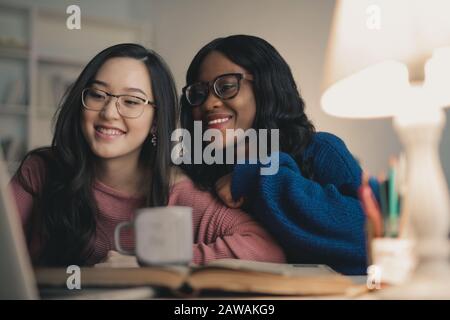 Zwei Frauen lachen beim Blick auf den Laptop Stockfoto