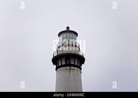 Leuchtturm an einem nebligen Tag im Pigeon Point State Park, Pescadero, Kalifornien, USA Stockfoto