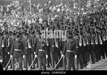 Militärparade in Ede für Königin Juliana und Prinz Bernhard Datum: 5. Mai 1960 Ort: EDE, Gelderland Schlagwörter: Militärparaden Stockfoto