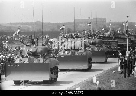 Militärparade in Ede für Königin Juliana und Prinz Bernhard Datum: 5. Mai 1960 Ort: EDE, Gelderland Schlagwörter: Militärparaden, Panzer Stockfoto