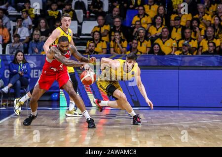 Auf Spanien. Februar 2020. Sidarius thornwell (rio grande Valley Vipers) marcato aus santi Yusta (iberostar tenera) während Iberostar Teneras vs Rio Grande Valley Vipers, FIBA Intercontinental Cup in Tenera, Italien, 7. Februar 2020 Kredit: Unabhängige Fotoagentur/Alamy Live News Stockfoto