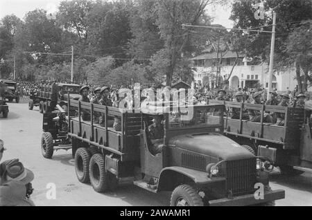 Parade auf dem Platz nördlich nach Batavia anlässlich des Geburtstags der Prinzessin Juliana Soldaten in offenen Lastwagen Datum: 30. April 1946 Ort: Batavia, Indonesien, Jakarta Dutch East Indies Stockfoto