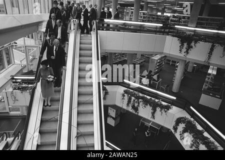 Königin Beatrix eröffnet neue Zentralbibliothek von Rotterdam-Königin Beatrix der Rolltreppen im neuen Gebäude hinter ihrem Bürgermeister Pepper Datum: 7. Oktober 1983 Standort: Rotterdam, South Holland Schlüsselwörter: Bibliotheken, Bürgermeister, Königinnen, Eröffnungsperson Name: Beatrix (Königin Niederlande), Pepper, Bram Stockfoto