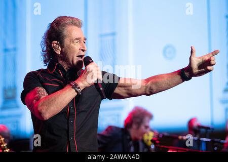 Dresden, Deutschland. Februar 2020. Peter Maffay, Sänger, steht während des 15. Semperopernballs auf der Bühne. Das diesjährige Motto des Semperopernballs lautet "märchenhaft hetzen - Dresden freut sich". Kredit: Sebastian Kahnert / dpa-Zentralbild / dpa / Alamy Live News Stockfoto