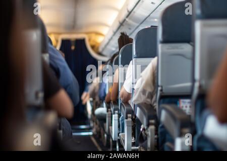 Beifahrersitz, Flugzeuginnenraum mit Passagieren auf Sitzen. Reisekonzept. Stockfoto