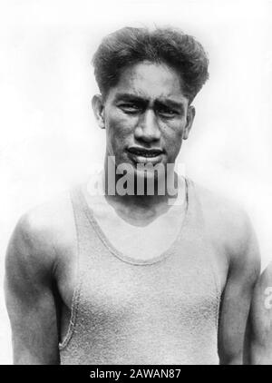 1924 Ca: Der gefeierte hawaiische Schwimmer und Surfer HERZOG Paoa Kahinu Mokoe Hulikohola KAHANAMOKU (* 1890; † 1968) zur Zeit des Olympia-Spiels von Paris 1924 Stockfoto