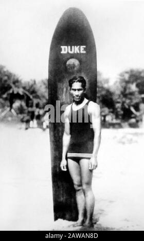 1920 Ca, HAWAII, USA: Der gefeierte hawaiische Olimpyan-Schwimmer und Surfer HERZOG Paoa Kahinu Mokoe Hulikohola KAHANAMOKU (* 1890; † 1968 ). - SURFEN Stockfoto
