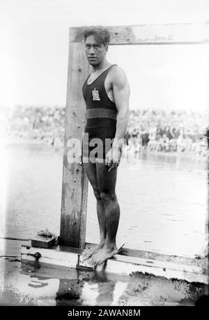 1920 Ca, USA: Der gefeierte hawaiische Schwimmer und Surfer HERZOG Paoa Kahinu Mokoe Hulikohola KAHANAMOKU (* 1890; † 1968) nur wenige Zeit vor der Antw Stockfoto